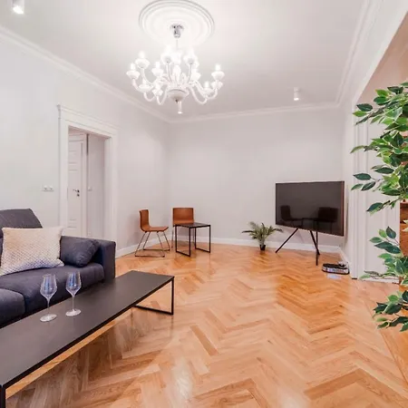 Big - Center - 4 - 6 Beds - 2 Balcony - 12 People - 100m2 Vratislav